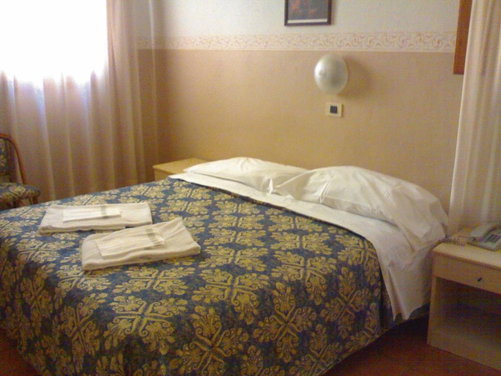 Hotel Ariston Florencja Pokój zdjęcie